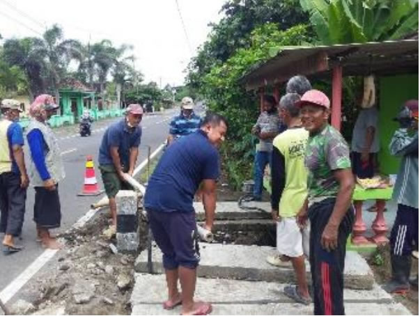 Mengikuti kerjabakti perluasan halaman Poskamling